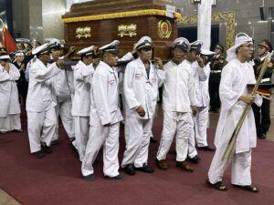 Quan tài hỏa táng lớn trang trí quốc huy tại nhà tang lễ bộ quốc phòng nhà tang lễ quốc gia phía nam