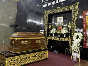 Quan tài hỏa táng lớn trang trí quốc huy đặt tại nhà tang lễ bộ quốc phòng nhà tang lễ quốc gia phía nam