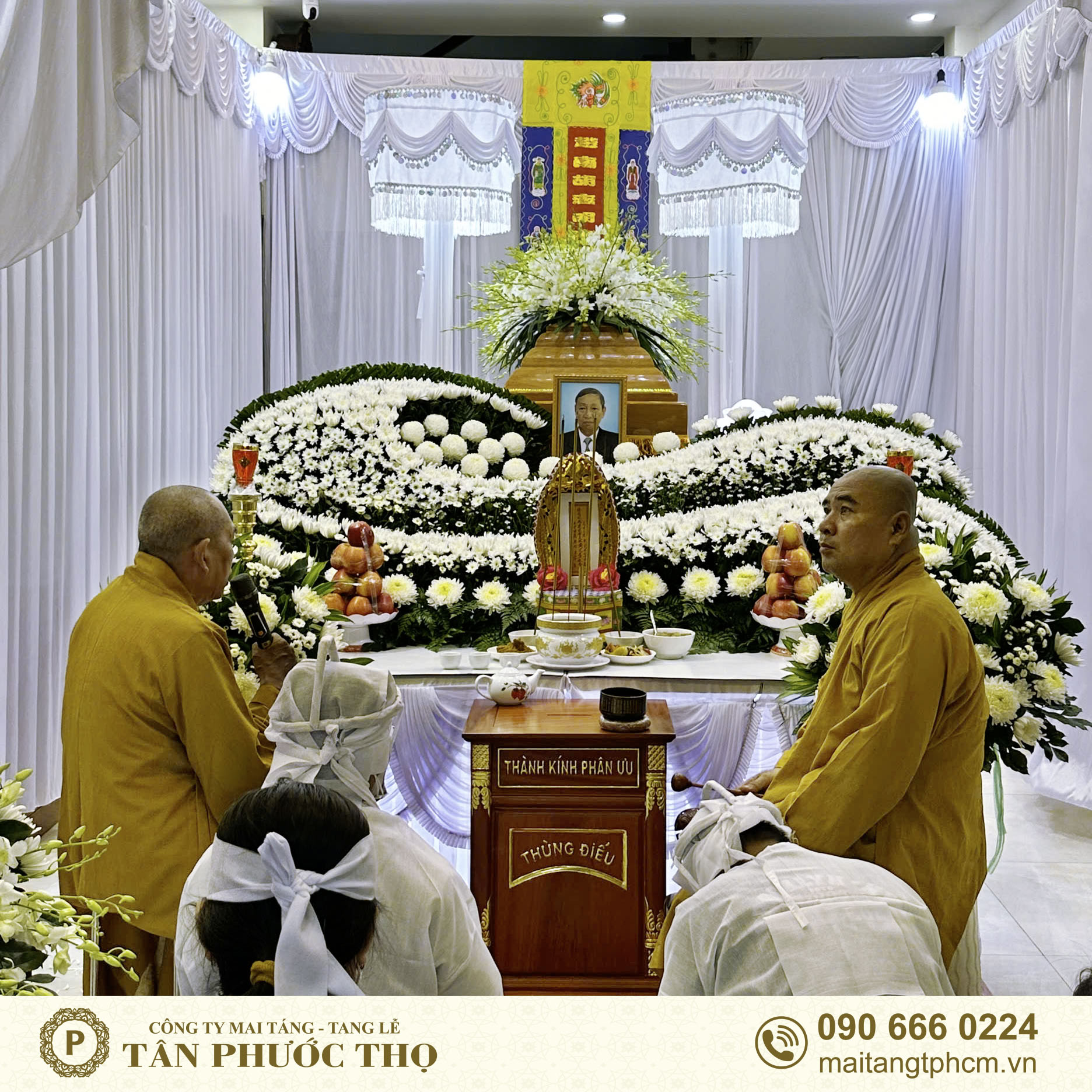 2 sư thầy gói tang lễ phật giáo trang trọng