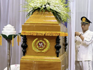 cận cảnh quan tài hòm gỗ danh mộc trai gói tang lễ mai táng cao cấp trang trọng